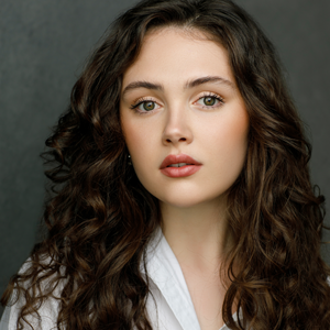 Lulu-Mae Pears Headshot